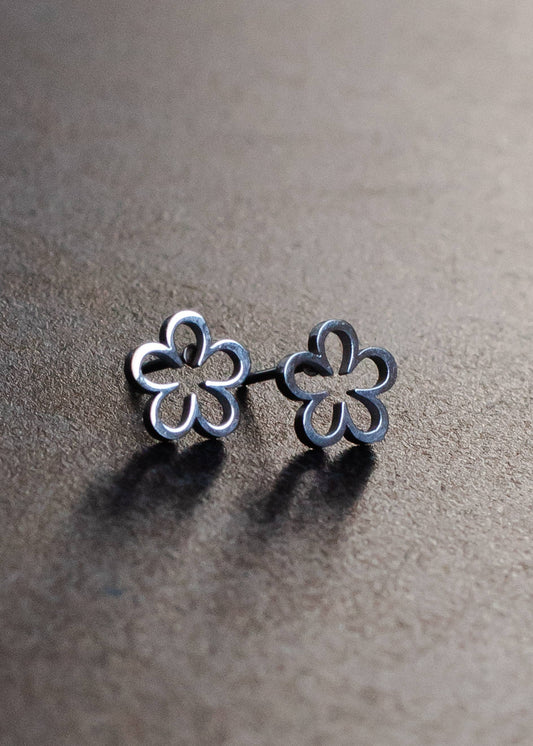SILVER FLOWER STUD EARRINGS
