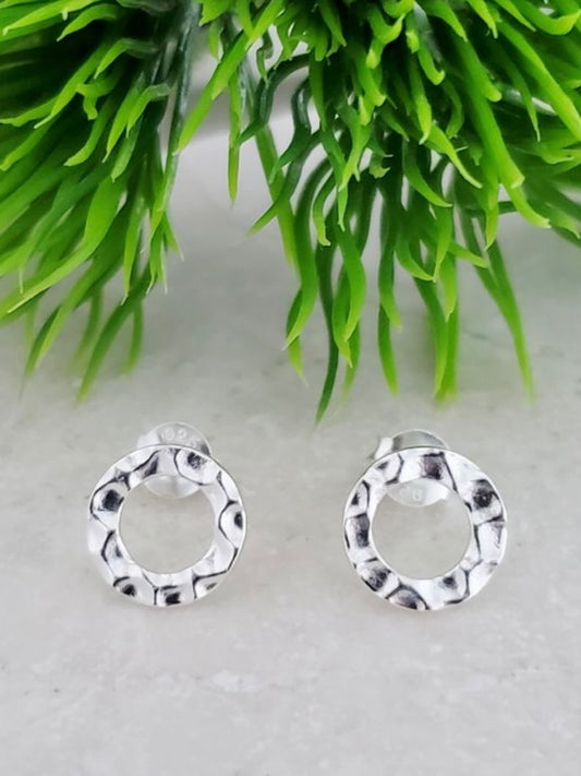 HAMMERED CIRCLE STUD EARRINGS